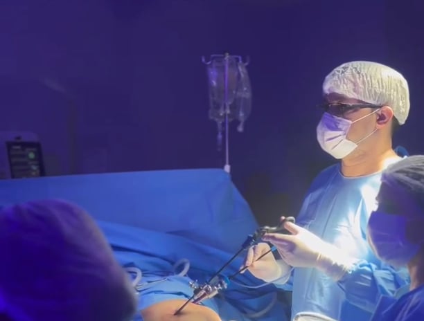 Medico cirurgiao realizando procedimento cirurgico por videolaparoscopia