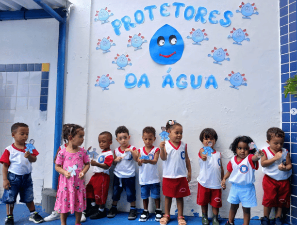 Crianças do ensino infantil em atividade escolar