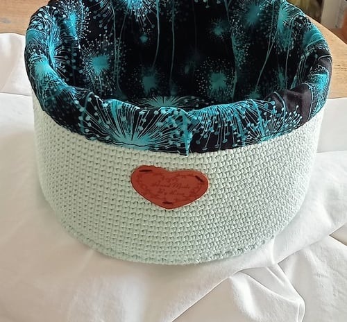 Corbeille crocheté dans fil coton d'un vert doux avec un cœur et un tissus noir et turquoise