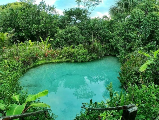 Fervedouro com água azul cristalina em Jalapão