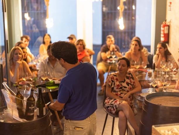 Nuestro sommelier durante una cata de vino