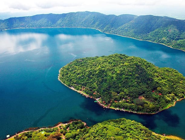 image of Lago Coatepeque in Santa Ana