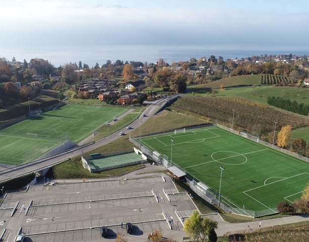 Photo des terrains de la Saussaz du FC Montreux-Sports. Vue sur le parking de la Saussaz.