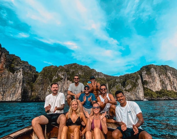 Viagem em grupo em um barco tailandes chamado de long tail