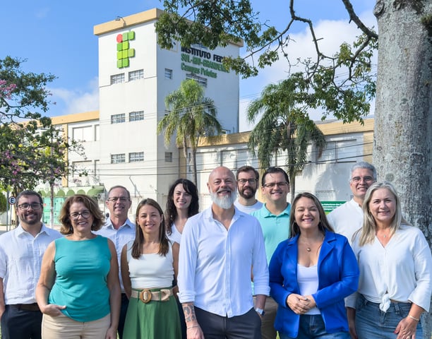 Grupo de trabalho da Gestão do Daniel Arsand em frente ao prédio do IFSUL - Câmpus Pelotas 