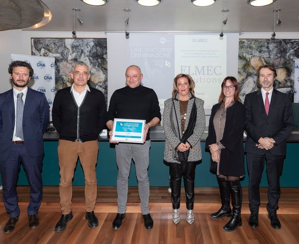 il team di ELMEC Solutions che riceve un riconoscimento come azienda innovativa