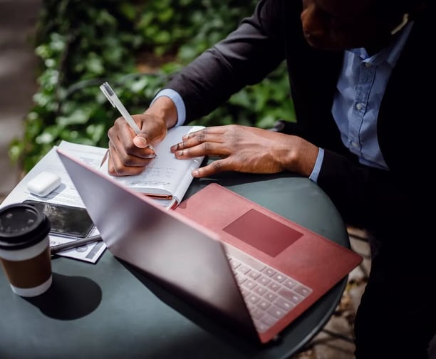 Image of a black writer depicting guest blog writing service