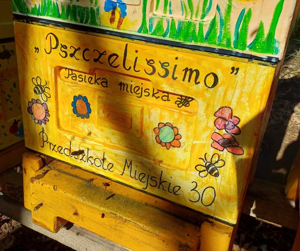 Pasieka Miejska Pszczelissimo Pomalowany korpus przez dziecki z przedszkoli