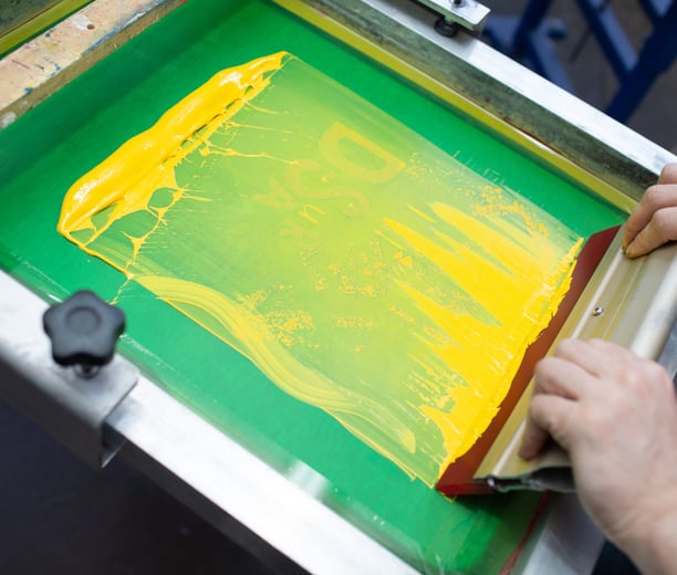 Matriz de serigrafia com estampa personalizada para camisetas.