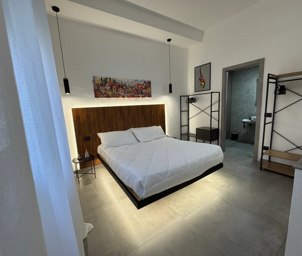 letto sospeso con led in una stanza elegante con quadri di design