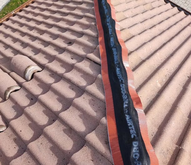 Installation d’une bande d’étanchéité sur le faîtage d’une toiture à Montbéliard pour une protection optimale contre les infi