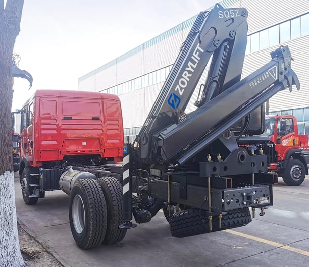 SQ105Z.2A boom knuckle crane with truck