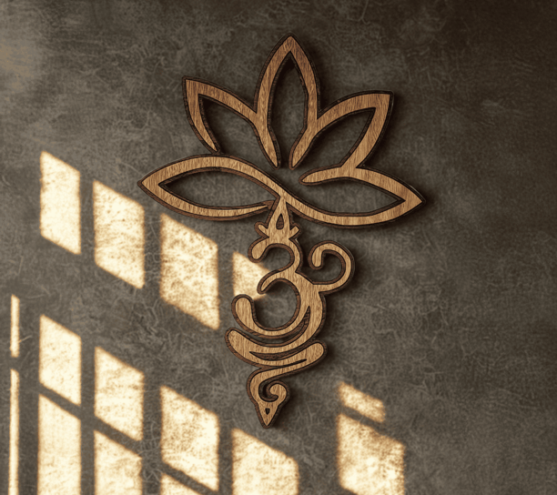 Cuadro decorativo de madera con diseño espiritual de flor de loto y símbolo Om tallado, montado sobre pared con textura gris