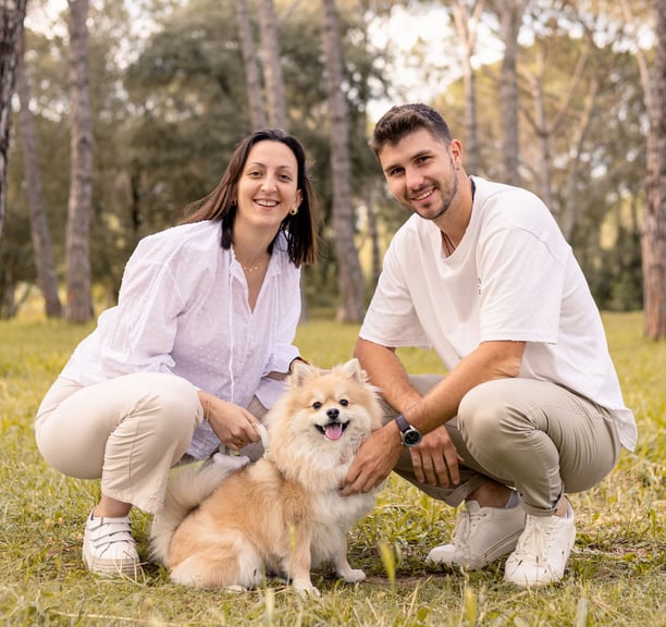 Sessió de fotos de mascotes a Girona amb un gos i parella en un entorn natural exterior