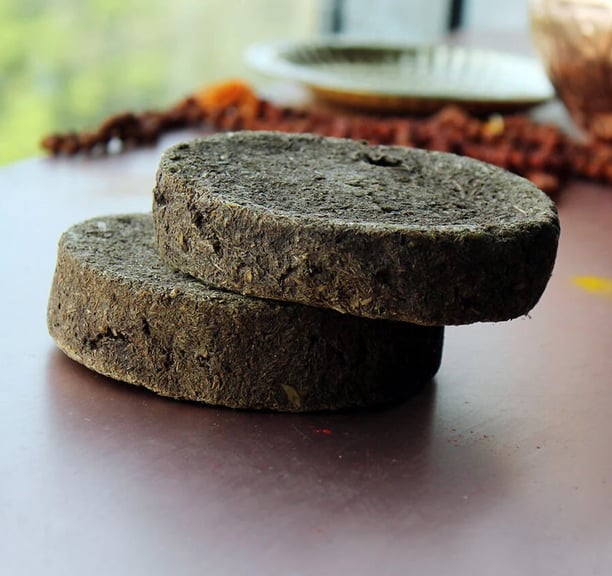 Sustainable cow dung discs used as organic soil enhancer and clean-burning biomass fuel for traditional and agricultural use