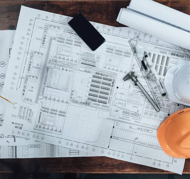 Ein Arbeitstisch mit Werkzeugen und einem Bauplan