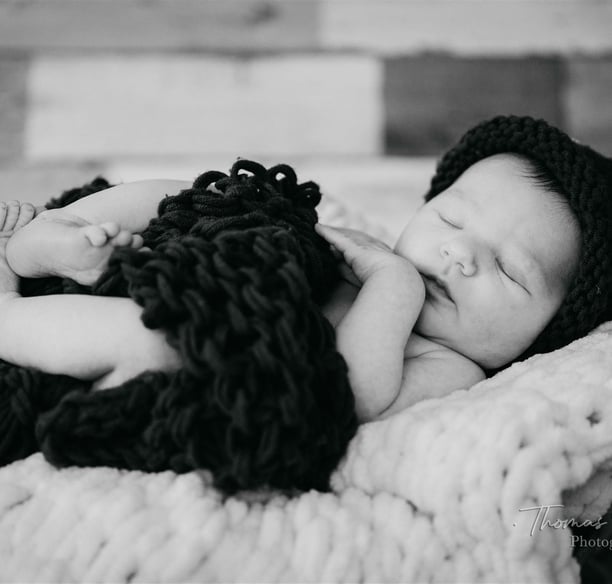 Bébé en studio en noir et blanc