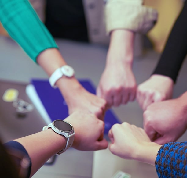 Un groupe de personnes, symbolisant l'unité, la solidarité et la connexion.