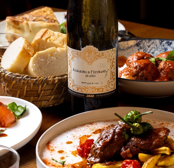 mesa servida con comida y vino