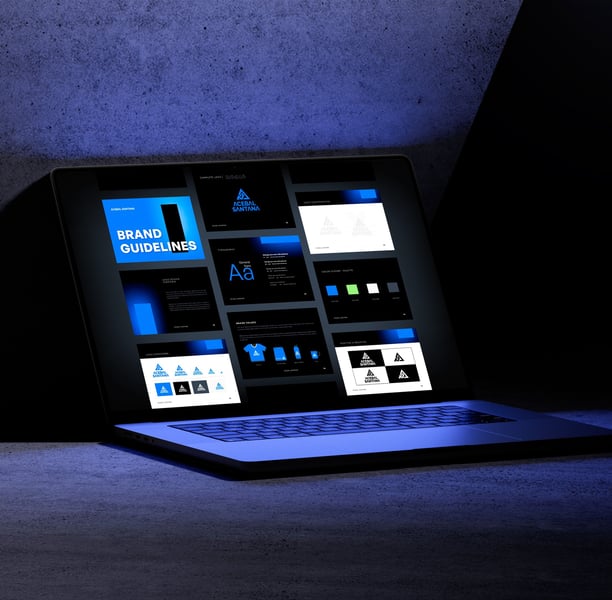 Laptop exibindo a identidade visual de uma marca por Acebal Santana.