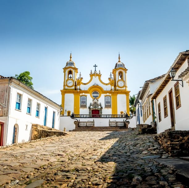 Igreja do Santo Antonio em Tiradentes MG no topo da rua pavimentada com pedras da época