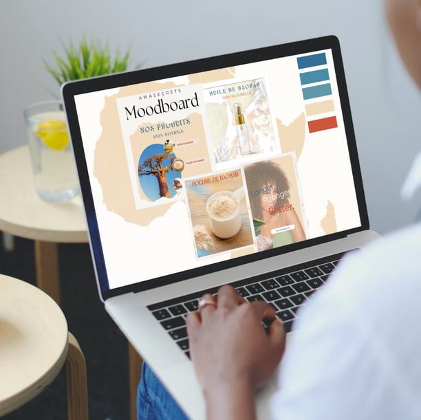 une personne consultant le moodboard de sa marque sur son ordinateur