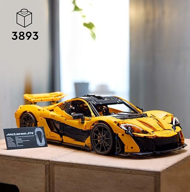 Vista laterale della LEGO Lamborghini, mostrando le linee eleganti e le ruote dettagliate