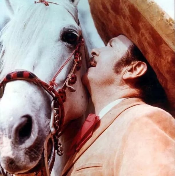 Antonio Aguilar con uno de sus caballos