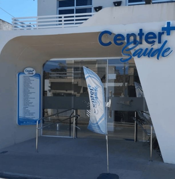 "Fachada da Clínica Center Mais Saúde em Surubim. A imagem mostra a entrada principal da clínica, de