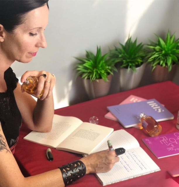 la créatrice de parfum en pleine réflexion sur son œuvre