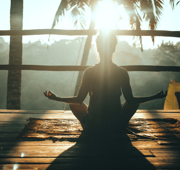 mulher meditando em frente a natureza