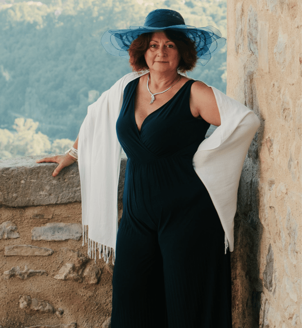 Flo Salort face aux montagnes, posture forte et inspirante incarnant le leadership authentique 