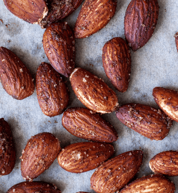 a bunch of nuts amandes grillées pour l'apéritif recettes ig bas indice glycémique bas