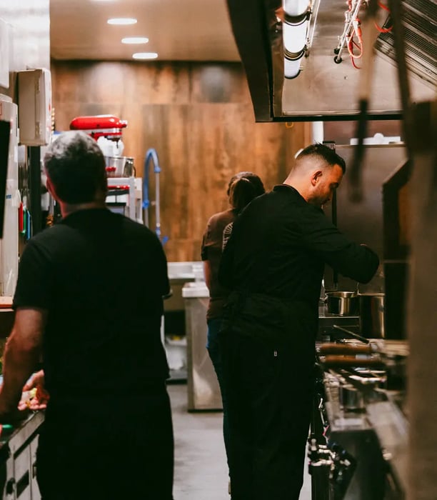 Cocineros trabajando en la cocina de Es Mestral en ses Salines