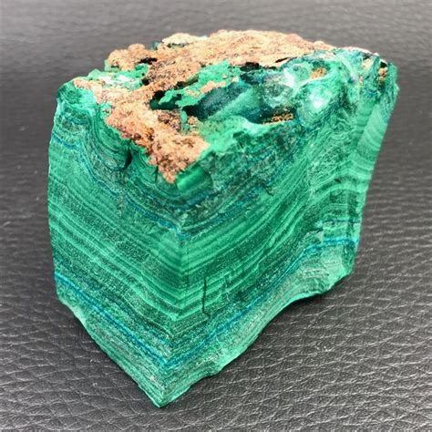 💚 Malachite – Pierre de métamorphose Par ses nervures vert émeraude, la malachite veille. Elle t