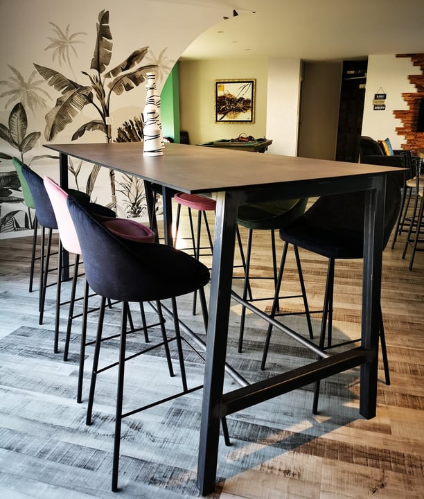 Table de salle à manger mange debout, plateau en bois de chêne, piétement métallique brut verni mat.