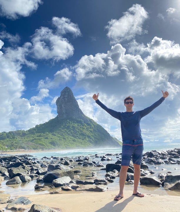 Homem em pé na praia paradisíaca de Fernando de Noronha
