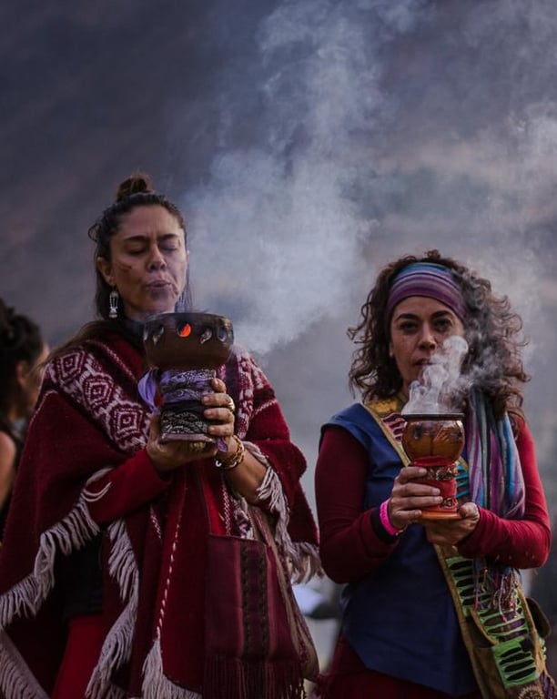 Mujeres sosteniendo copaleras humeantes