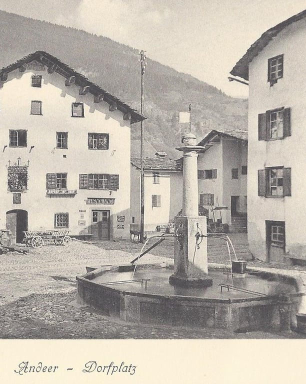 Dorfplatz Andeer mit Weissem Kreuz