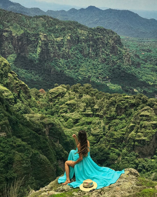 Mujer sentada ante impresionante vista de Tepoztlan