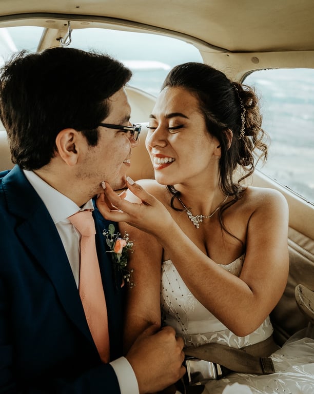 fotografia de los novios, dando un paseo en avioneta por las alturas de la ciudad de Chillan