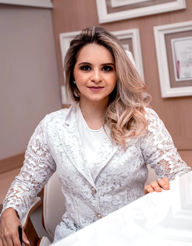 Dra. Nathália Madeira, oftalmologista especialista em cirurgia de catarata, vítreo e retina