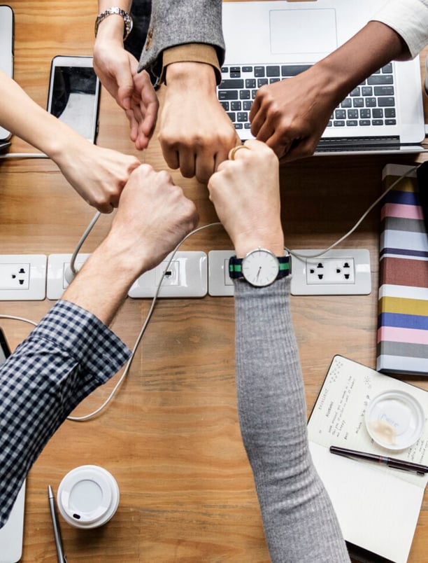 equipo trabajando en la contabilidad para pequenos negocios