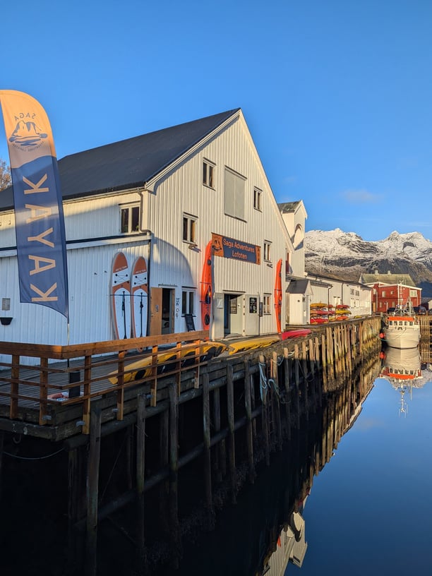 Saga Adventures i Hamnøy tilbyr kajakkturer rett ved fish & chips-vogna Maritime Munchies i Lofoten.