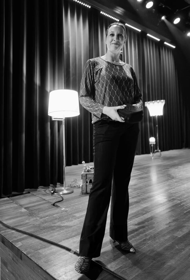Violinist Maria Paula Majoor backstage in TivoliVredenbrug Utrecht photo by Peter Tra