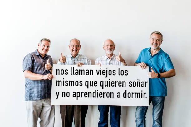 grupo de hombres con un cartel