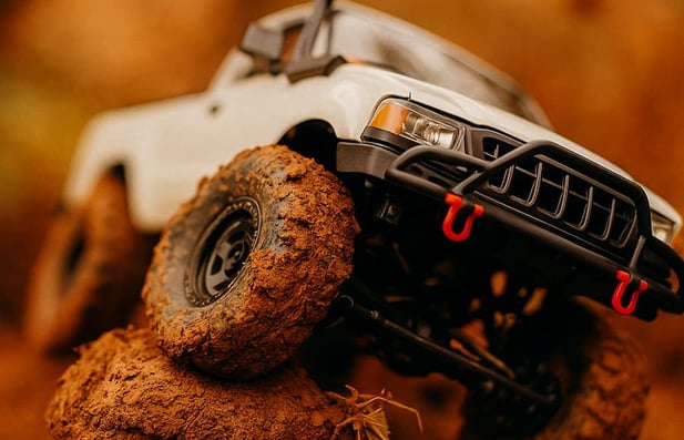 Carro a control remoto rock crawler 4x4 en lodo