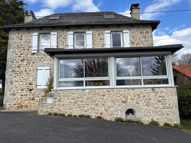 gîte familial dans le Cantal, grande véranda avec vue