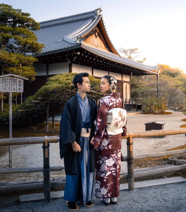 couple dressed in traditional kimonos in kyoto in front of shrine