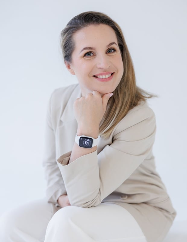 Grafisk designer Rasa June venter på dine henvendelser – kontaktinformasjon i Norge